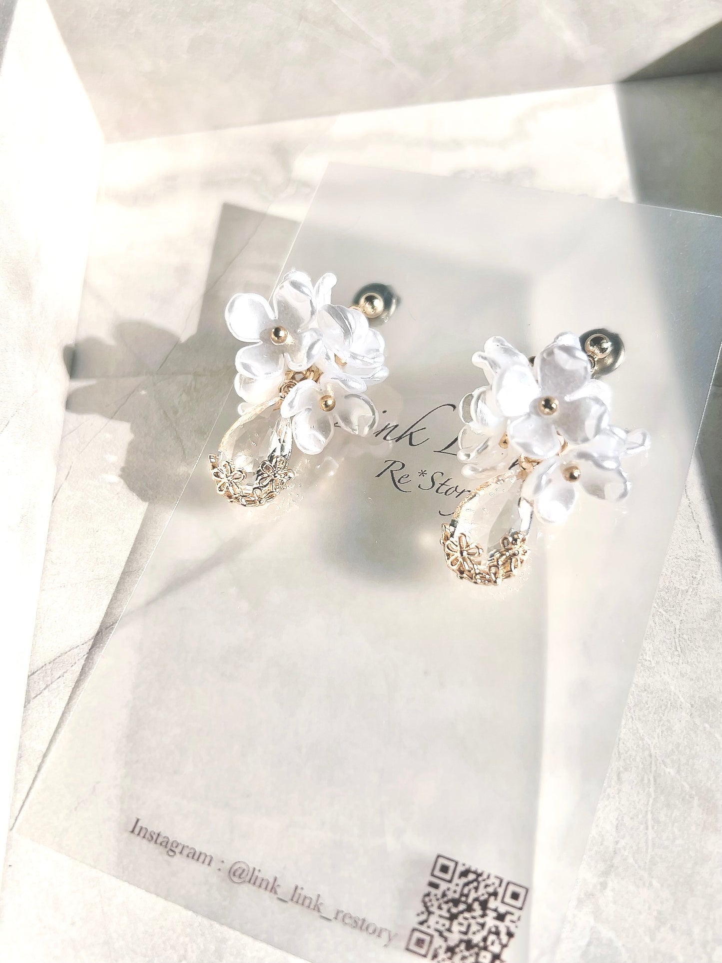 ホワイト 花 ドロップ キラキラ ピアス イヤリング