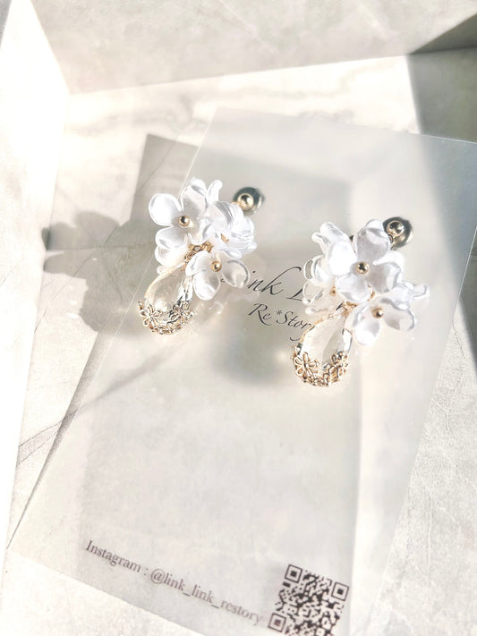 ホワイト 花 ドロップ キラキラ ピアス イヤリング