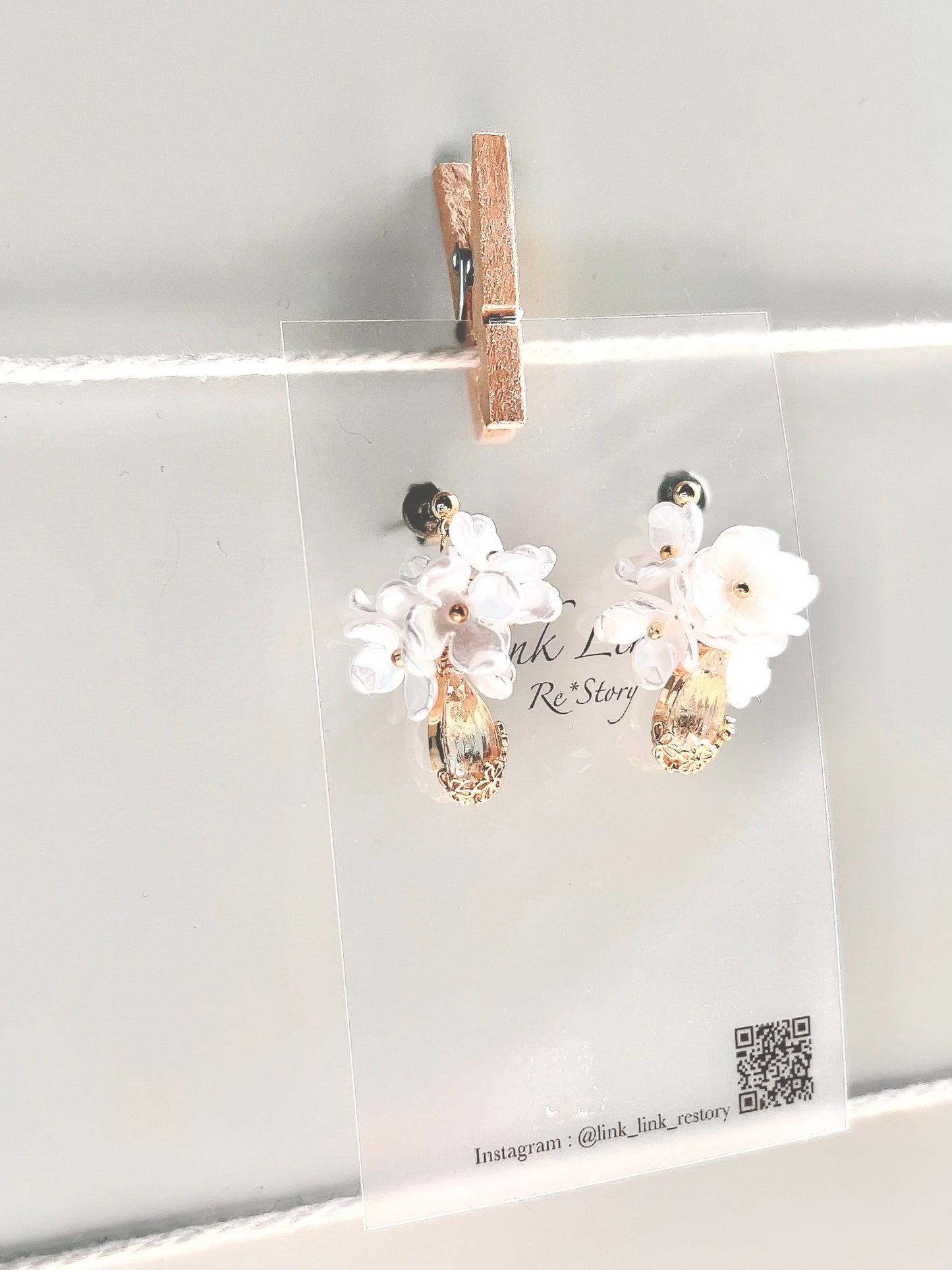 ホワイト 花 ドロップ キラキラ ピアス イヤリング