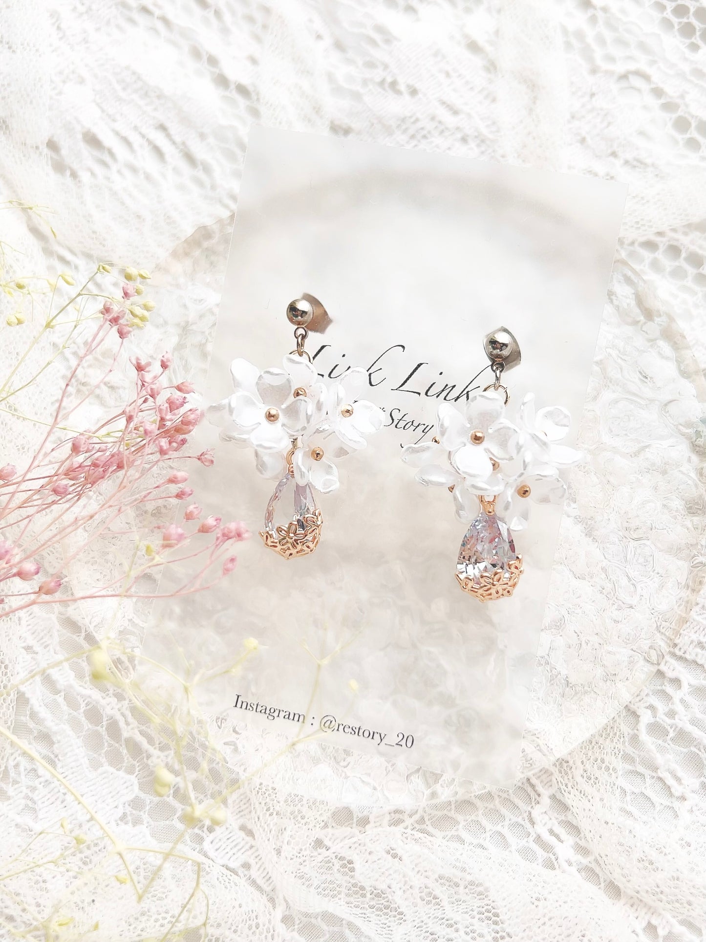 ホワイト 花 ドロップ キラキラ ピアス イヤリング