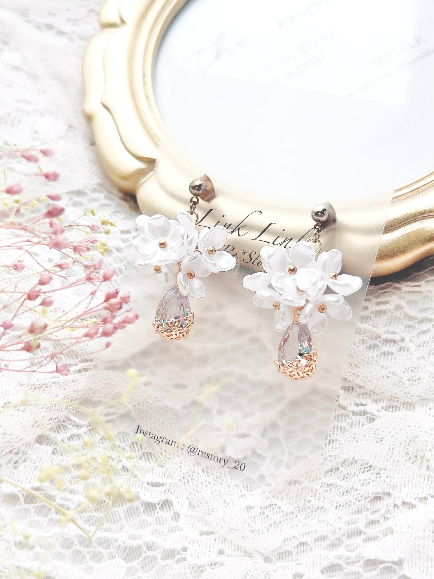 ホワイト 花 ドロップ キラキラ ピアス イヤリング