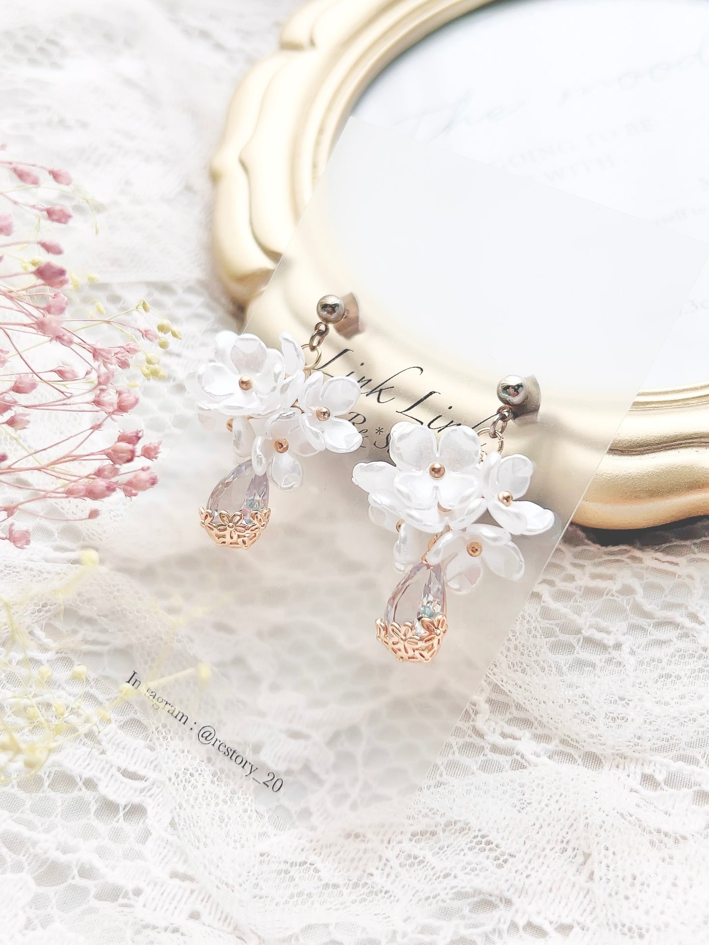 ホワイト 花 ドロップ キラキラ ピアス イヤリング
