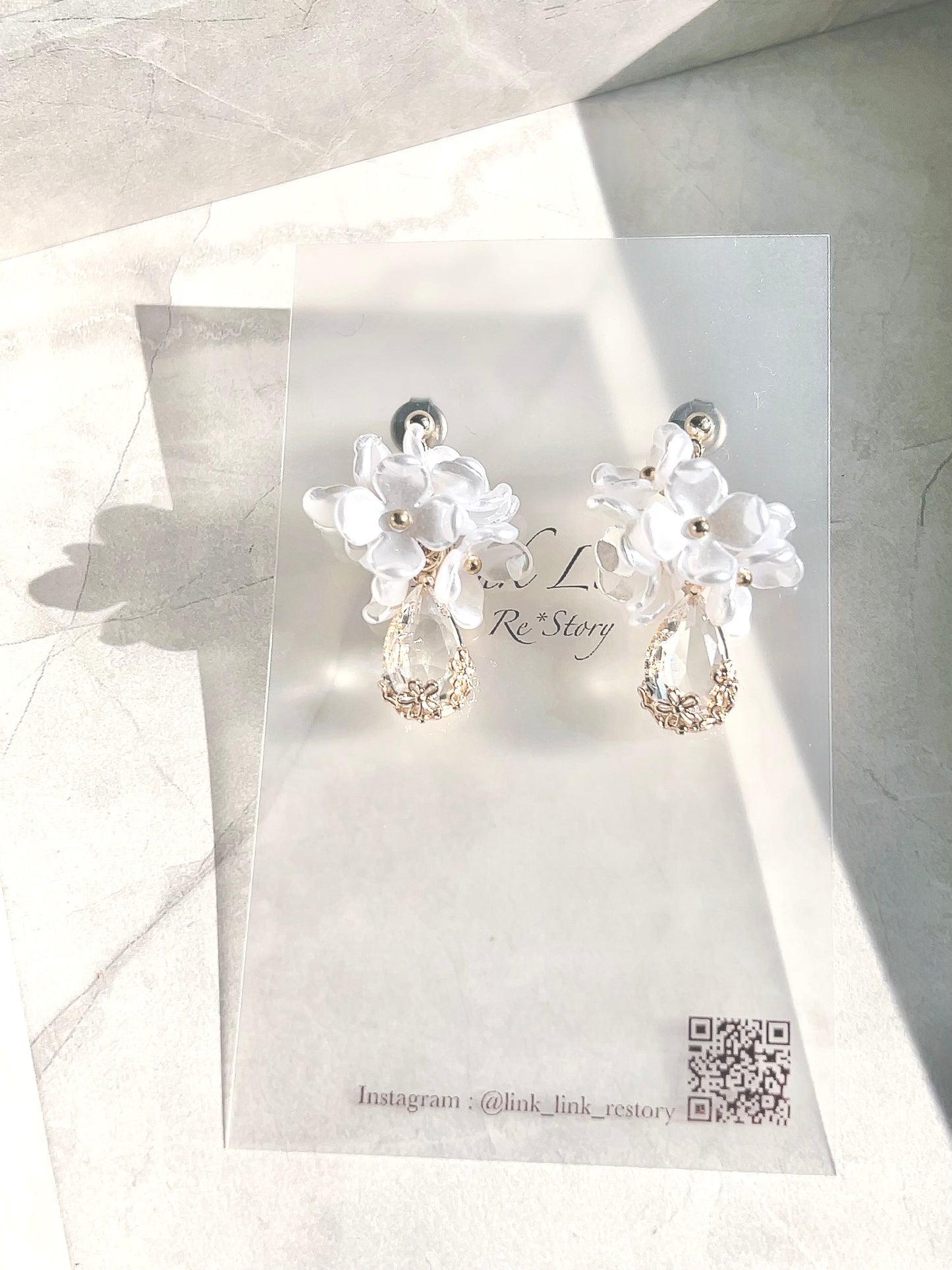 ホワイト 花 ドロップ キラキラ ピアス イヤリング